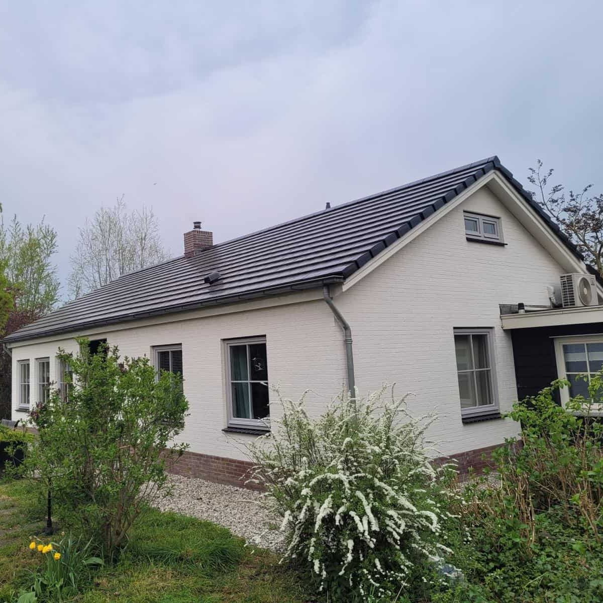 Woning met bestaand donker pannendak vóór de dakrenovatie