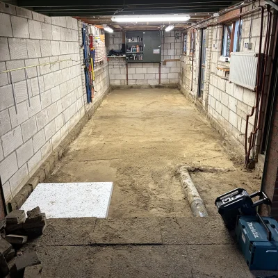 Kelderruimte met een zandbed als voorbereiding op de nieuwe betonvloer